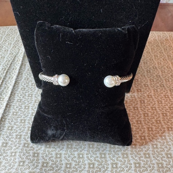 Elegant Silver and Pearl Women's Bracelet - Picture 2 of 4